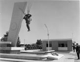 Secretário de Estado da Aeronáutica - Brig. Engel. José Pereira do Nascimento - SEA junto ao monumento dos páraquedistas