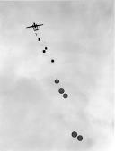 Páraquedistas a lançarem-se de um avião Nord - Angola 1964-66