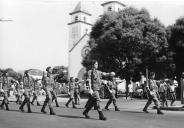 Dia da zona de Cabo Verde e Guiné 27-01-1965 Paraquedistas desfilando junto à catedral de Bissau